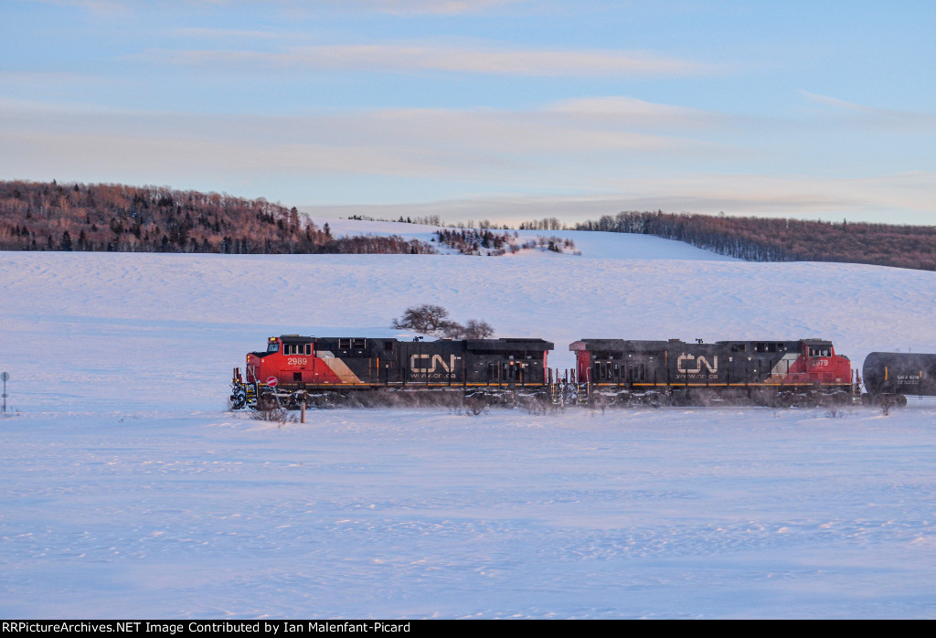 CN 2989 and 2979 leads 402 near St-Simon